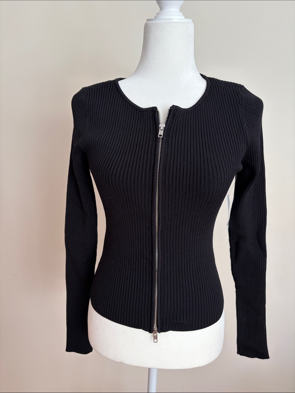 Good American Black Top with Branded Neck Tag - Picture 6 of 6